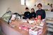 甘い香り漂う店内に立つ篠原さん（右）ら