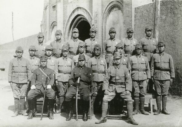 軍隊時代の小針プロ（後列右から３人目）＝１９４２年、中国・臨粉