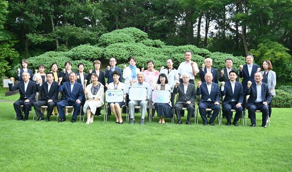 人口減少克服宣言をまとめた県人口未来会議の委員ら=4日午後、県公館