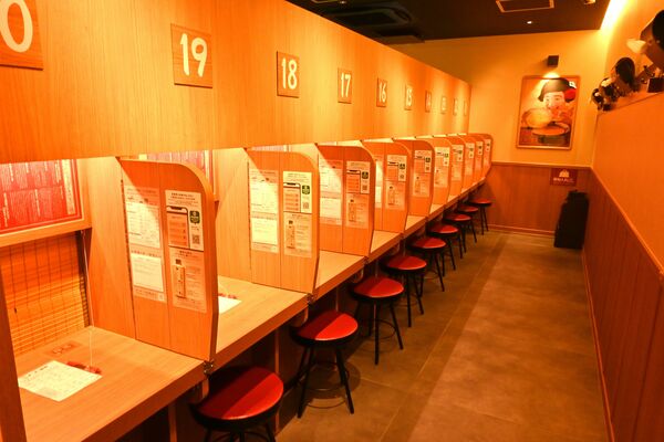 目の前にすだれ、横に仕切り壁がある一蘭の客席スタイル「味集中カウンター」