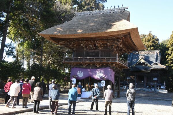 耐震工事に併せ、かやぶきに変わった楼門