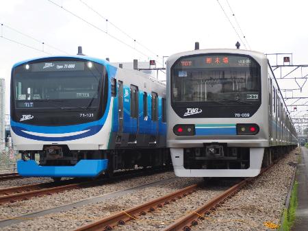 　東京臨海高速鉄道の７１―０００形（左）と、現行車両の７０―０００形＝２５年７月１日、東京都品川区