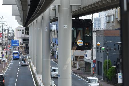 　地上を走る車との距離がとても近く感じられる