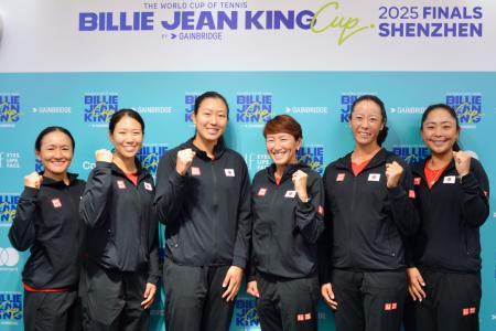 記者会見後にポーズをとる女子テニス日本代表の(左から)青山修子、日比野菜緒、内島萌夏、杉山愛監督、柴原瑛菜、穂積絵莉=15日、中国・深セン(共同)