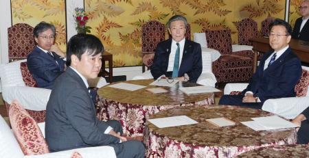 　会談に臨む（奥左から）立憲民主党の安住幹事長、自民党の森山幹事長、公明党の西田幹事長。手前は立憲民主党の本庄政調会長＝２５日、国会