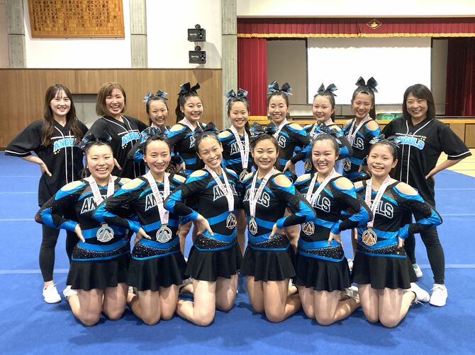 昨年10月の「ジャムフェス　ジャパン」の全国優勝、世界大会で4位に輝いた「ANGELS　GLORY」のメンバー。 左下から斉藤 愛生さん（星の杜高）、三ツ橋 麻衣さん（陽西中）、岩渕 穂乃果さん（宇都宮清陵高）、宮下 桂音さん（星の杜高）、金子 杏奈さん（作新学院高）、横尾 彩穂さん（星の杜高）。左上から コーチの平井 結菜さん、高山 眸さん、遠藤 紗依さん（旭中）、永田 林檎さん（宇都宮北）、竹内 琉羽さん（壬生町南犬飼中）、植野 真緒さん（作新学院高）、石川 愛怜奈さん（作新学院中等部）、南 きららさん（作新学院高）、代表の鈴木 敦子さん