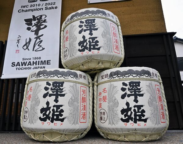 井上清吉商店の店頭に置かれた「澤姫」の酒樽