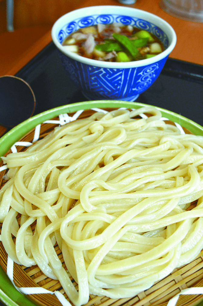 つややかなうどんを風味豊かなつけ汁で味わう「肉汁うどん」