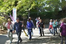秋の唐沢山城跡を満喫　佐野で100人がウオーキング