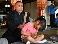 座禅で夢を　「パチン」と応援　佐野JCが子ども向け体験