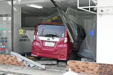 日光市の店舗に乗用車が突っ込む