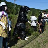 道沿いにゴジラ登場！　矢板で地域渾身のかかし23体　サッカー選手やダン…