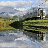田んぼが水鏡に、列車や日光連山映し出す　栃木県内で田植え時季迎える