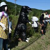 道沿いにゴジラ登場！　矢板で地域渾身のかかし23体　サッカー選手やダンサーも