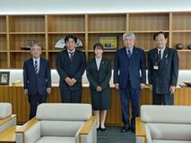 プロ合格を市長に報告　