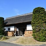 濱田窯長屋門（益子）　国登録・明治時代　「民藝の玄関口」修復し継承　友情の証し残るろくろ場