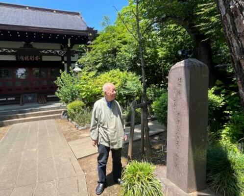 　本行寺にある句碑＝東京都荒川区
