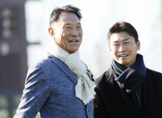 ヤクルトの新人合同練習を見守る池山監督。右は青木GM=戸田