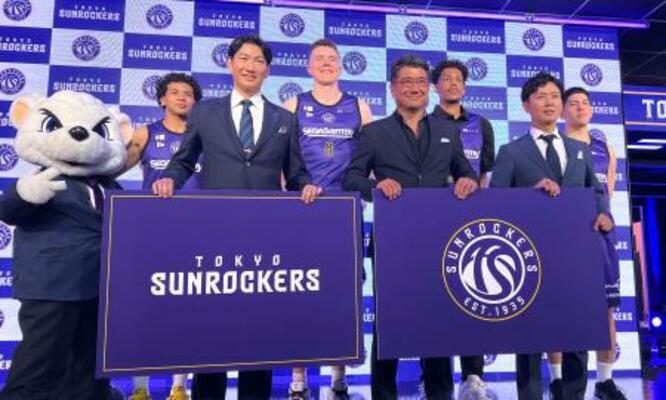 　ＢリーグのＳＲ渋谷が東京サンロッカーズにクラブ名を変更することが発表され、写真に納まるベンドラメ礼生（後列右端）ら＝７日、東京都品川区