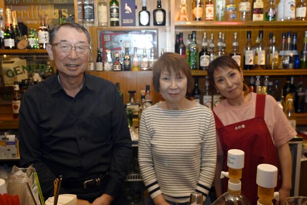 中でつながった２店を営む青木さん一家