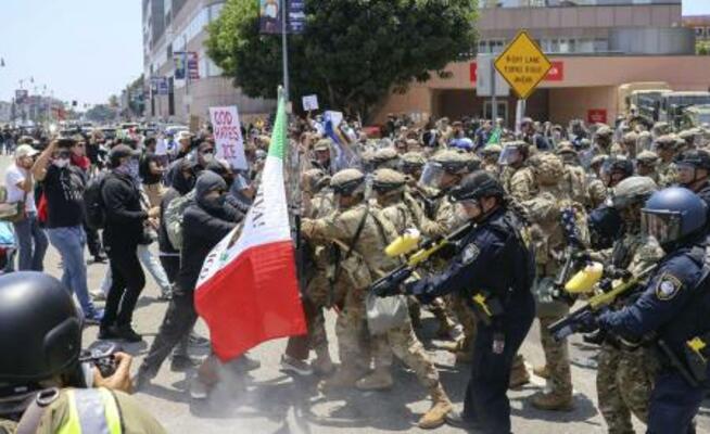 　２０２５年６月、米ロサンゼルスの連邦施設付近で衝突する州兵と移民摘発の抗議者ら（共同）