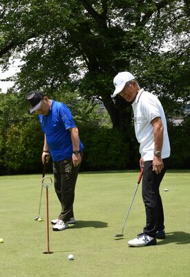 暑さ対策としてプレー中に限り、シャツの裾を出すことを認めるゴルフ場が増えている＝宇都宮ＣＣ練習グリーン