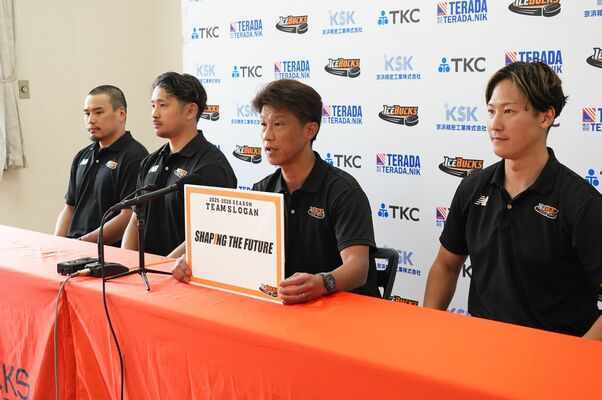 記者会見でスローガンを発表する藤澤監督（右から２人目）ら＝日光体育館