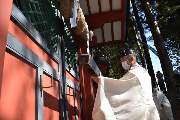 登拝門にかんぬきを掛ける中麿宮司
