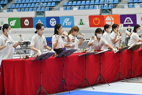 ハンドベルを演奏する白鴎大ハンドベル部