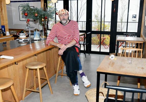 ２０席ほどの店内とブノワさん