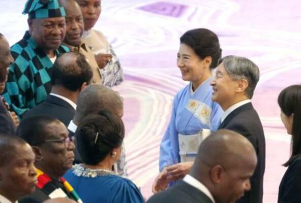 　第９回「アフリカ開発会議（ＴＩＣＡＤ）」で来日中の各国首脳夫妻らと懇談される天皇、皇后両陛下＝２２日午後、皇居・宮殿（代表撮影）