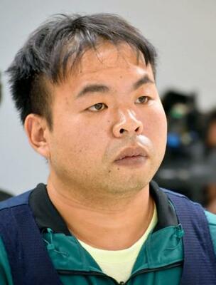 　成田空港に移送された菅原孝文容疑者＝２４日
