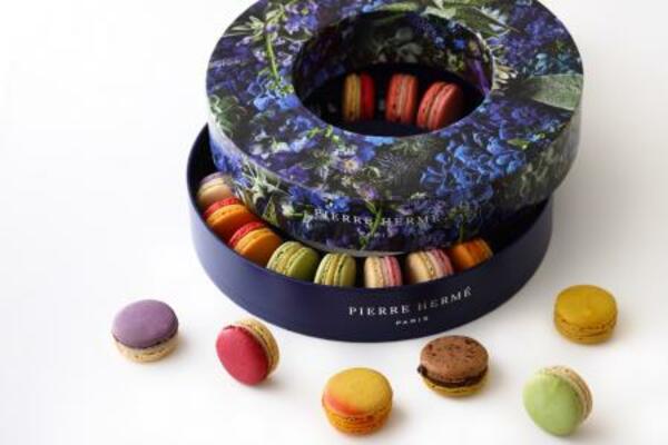 　東信さんのフラワーアレンジメントの写真を施したボックスにマカロン２０個を詰め合わせた「ロゼ　マティナール」（提供写真）