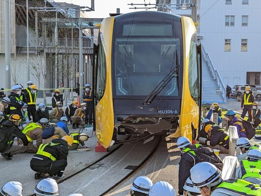 脱線し前部が破損したLRT車両＝19日午前８時20分、宇都宮市宮みらい