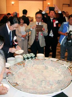 　全国漁港漁場大会で振る舞われたフグの刺身＝１５日午後、山口県下関市