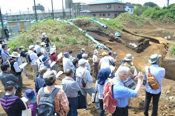 多くの歴史ファンが訪れた長福城跡発掘調査の現地説明会