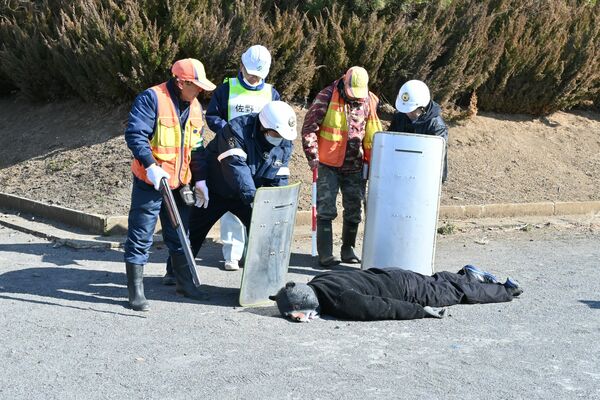 クマの生死を確認する佐野署員ら