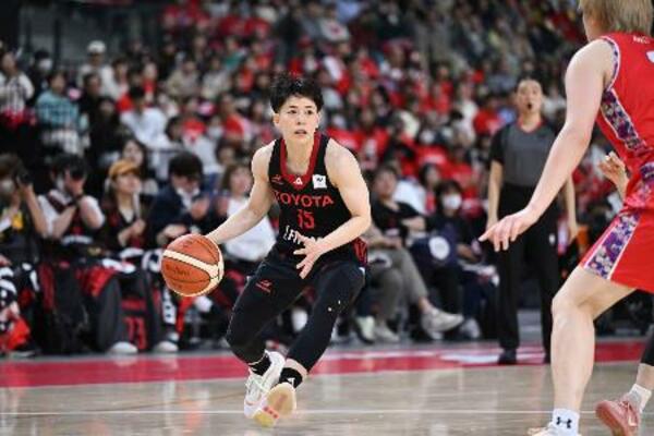 　トヨタ自動車―デンソー　ボールをキープするトヨタ自動車・安間＝京王アリーナＴＯＫＹＯ（Ｗリーグ提供）