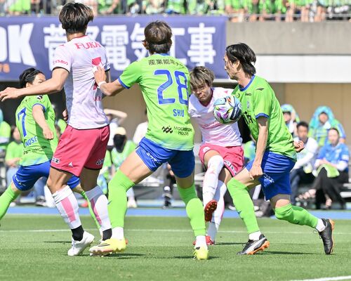 前半26分、栃木シティのＦＷ山下（右から２人目）がシュートを放つ＝レモンガススタジアム平塚