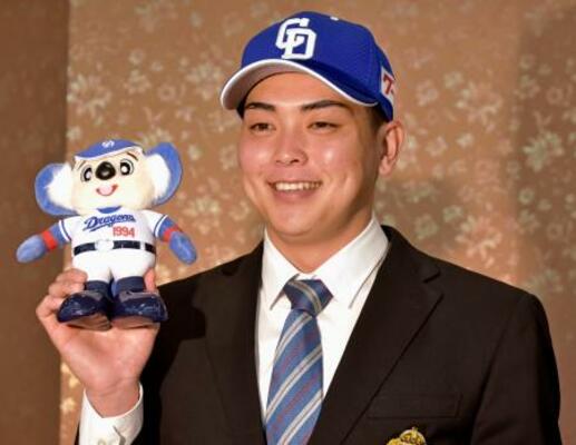 中日への入団が決まり、ポーズをとる青学大の中西聖輝投手=27日、横浜市