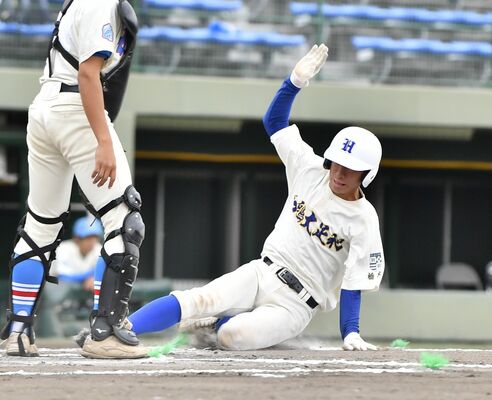 ８回、白鴎足利の吉永が７点目のホームイン＝エイジェックスタジアム