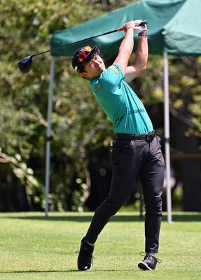 初優勝した張田（日光）の10番ティーショット＝塩原ＣＣ