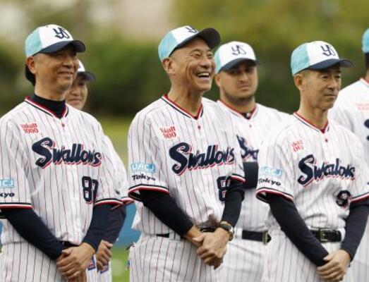 キャンプインし、歓迎式で笑顔のヤクルト・池山監督(前列中央)=浦添