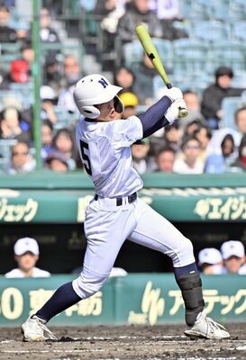 2回、佐野日大の中村が左前打を放つ。この日チームで唯一2安打を放った=甲子園、広瀬華撮影