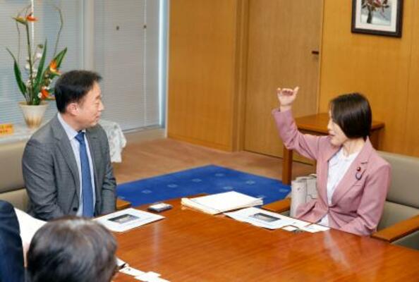 山口県岩国市で福田良彦市長(左)と面会する共産党の田村委員長=29日午後
