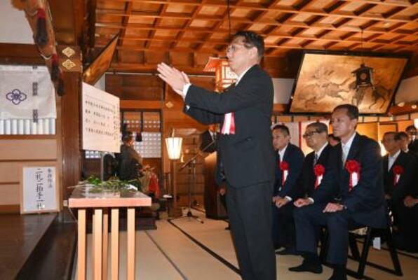 北陸新幹線専用の水力発電所建設工事の安全を祈願する北陸電力の松田光司社長=18日午前、石川県小松市