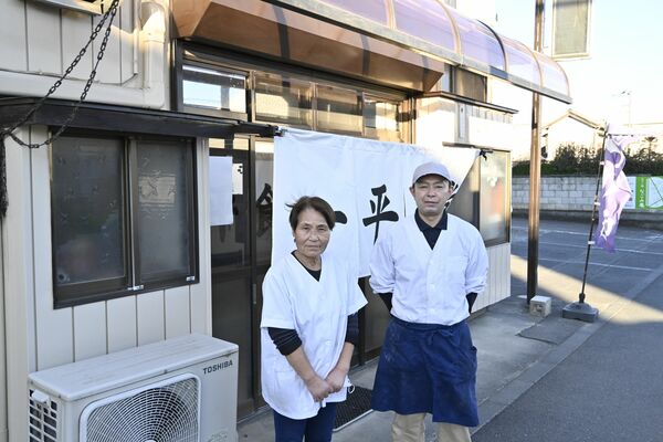 店を切り盛りする山菅幸子さん(左)と娘婿の明さん