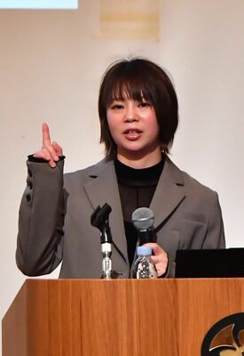 スピードスケート選手として活躍した自身の経験を語る高木さん＝宇都宮市内