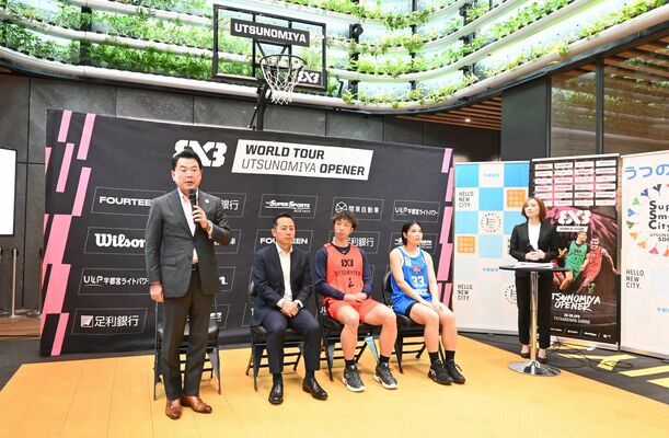 世界ツアーの開幕戦をPRする佐藤市長(左端)ら