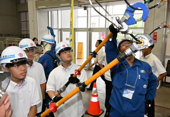 会場で仕事を体験する生徒たち
